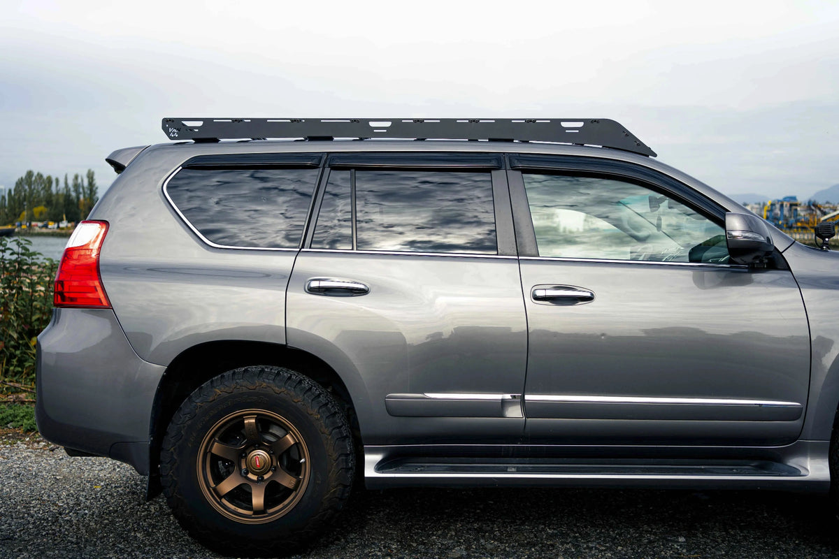 Vue de côté du rack de toit VAN44 sur un Lexus
