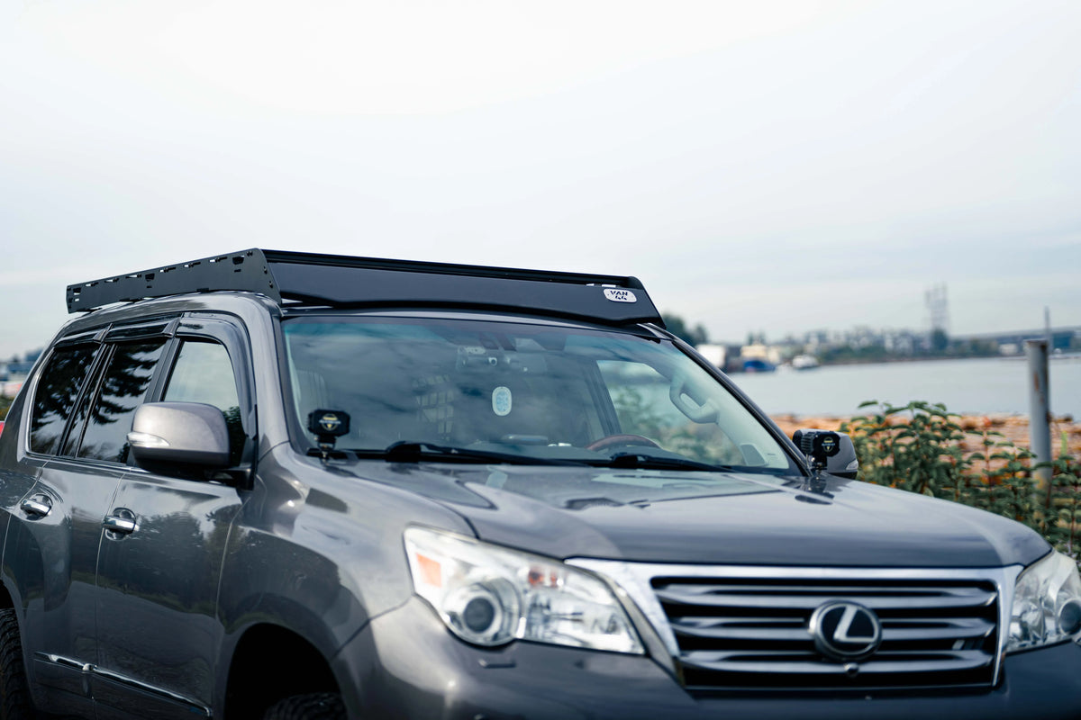 Vue de face du Lexus avec un rack de toit et la mer en fond