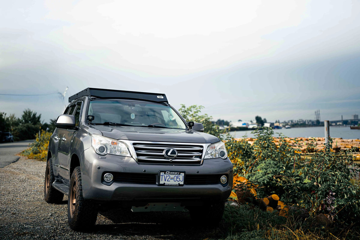 Vue de face du rack de toit sur un Lexus GX 460 avec la mer en arrière plan et la route sur le côté