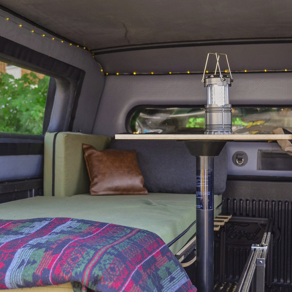 Lit simple déployable sur le rangement pour boîte de camion avec table