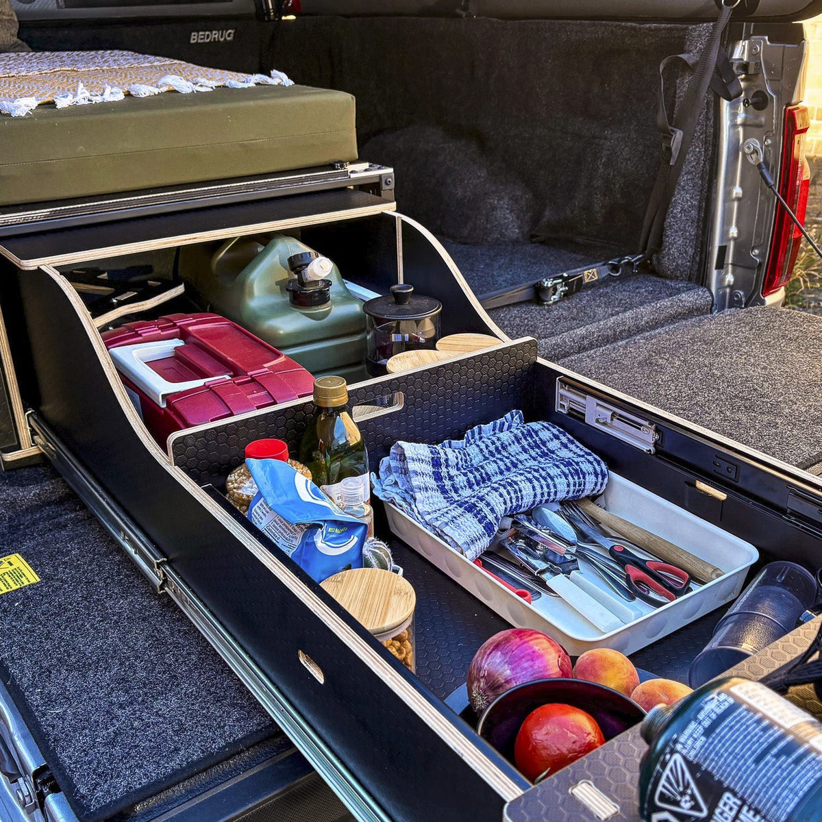 Cuisine pour Boîte de Camion en tiroir avec couvert, accessoires et cuisinette, parfait pour le camping et l'overland en pick-up