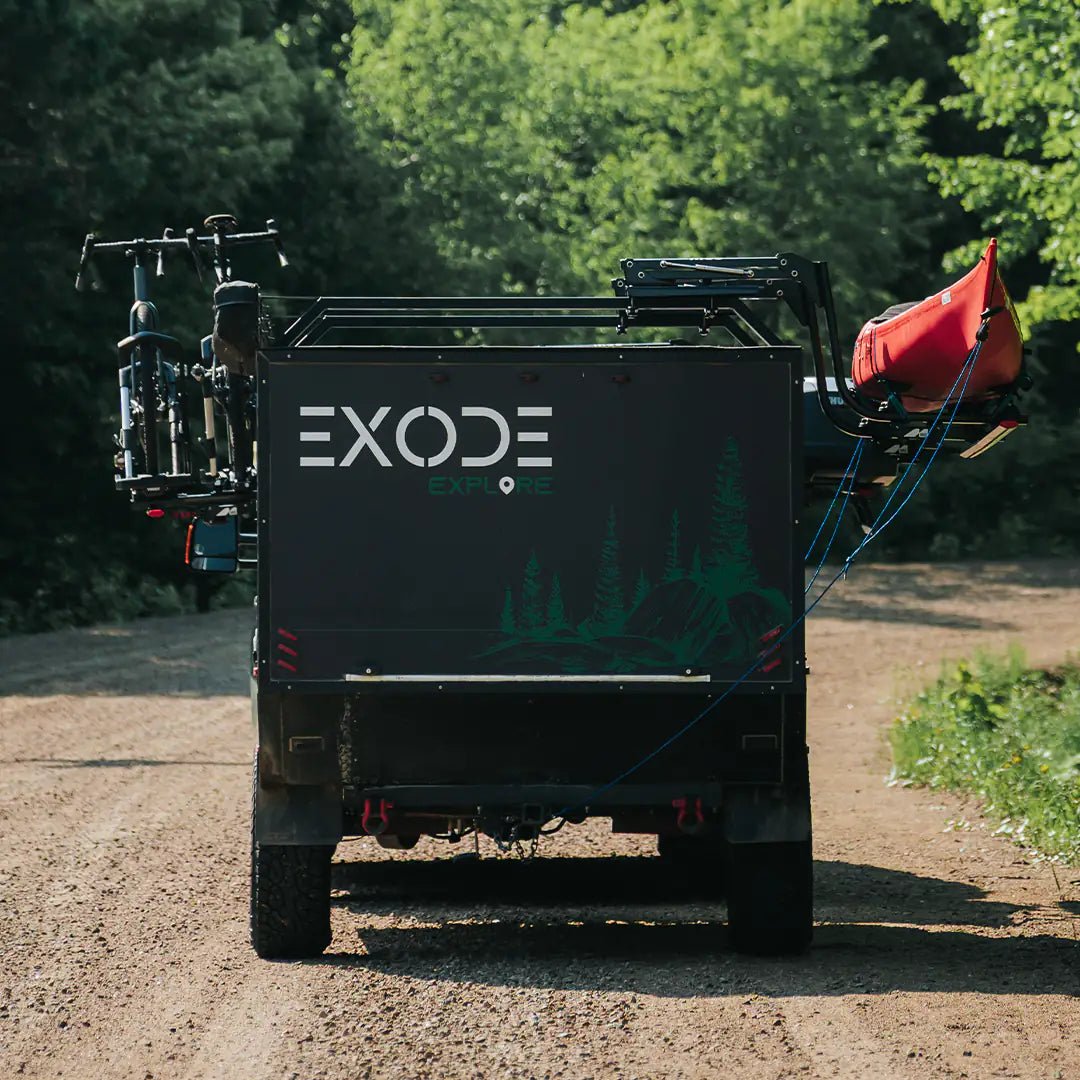 Vue arrière du camper trailer avec kayaks et vélos