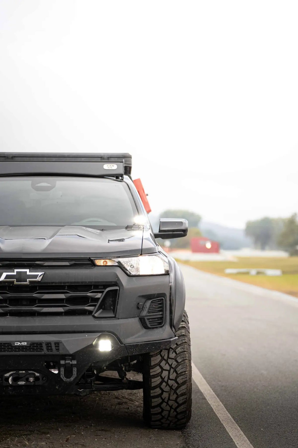 Vue de face du chevrolet colorado avec le rack de toit sur le bord d'une route