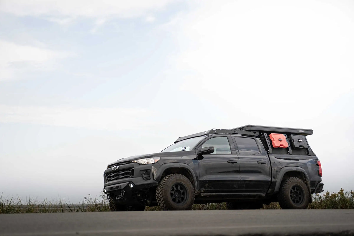 Vue du Chevrolet Colorado 2023, 2024, 2025 sur le bord d'une route avec une tente de toit