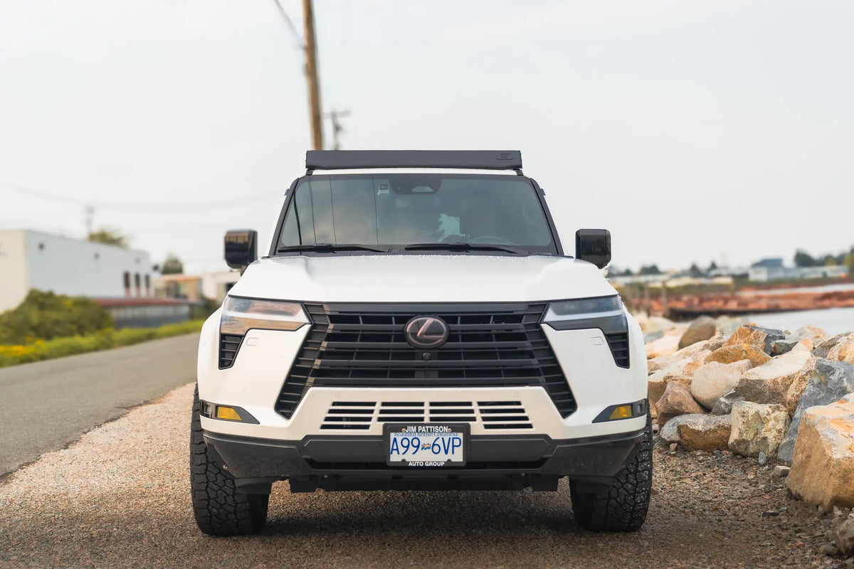Vue de face avec rochers à droite et route à gauche