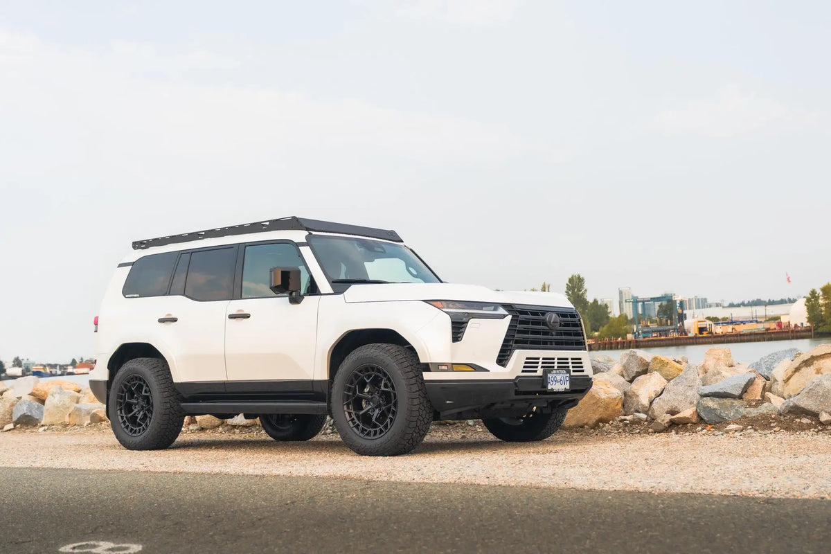 Vue de côté du Lexus GX 550 blanc avec rack de toit