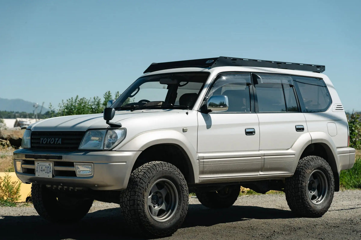 Toyota land cruiser Prado LC95 blanc avec un rack de toit overland noir VAN44