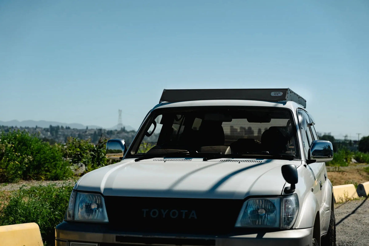 Vue de face avec logo Toyota et logo Van44