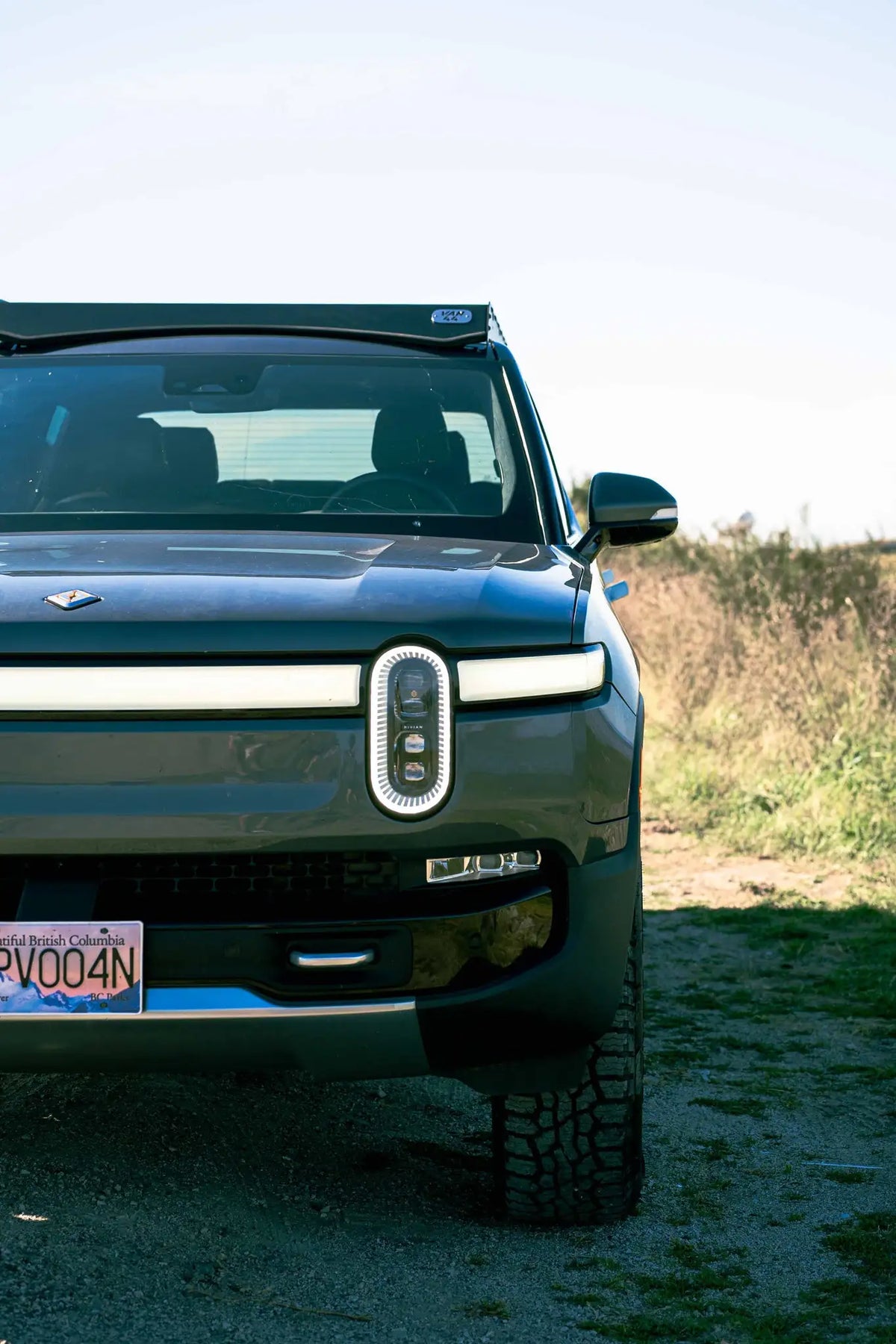 Vue de face du Rivian R1T avec rack de toit