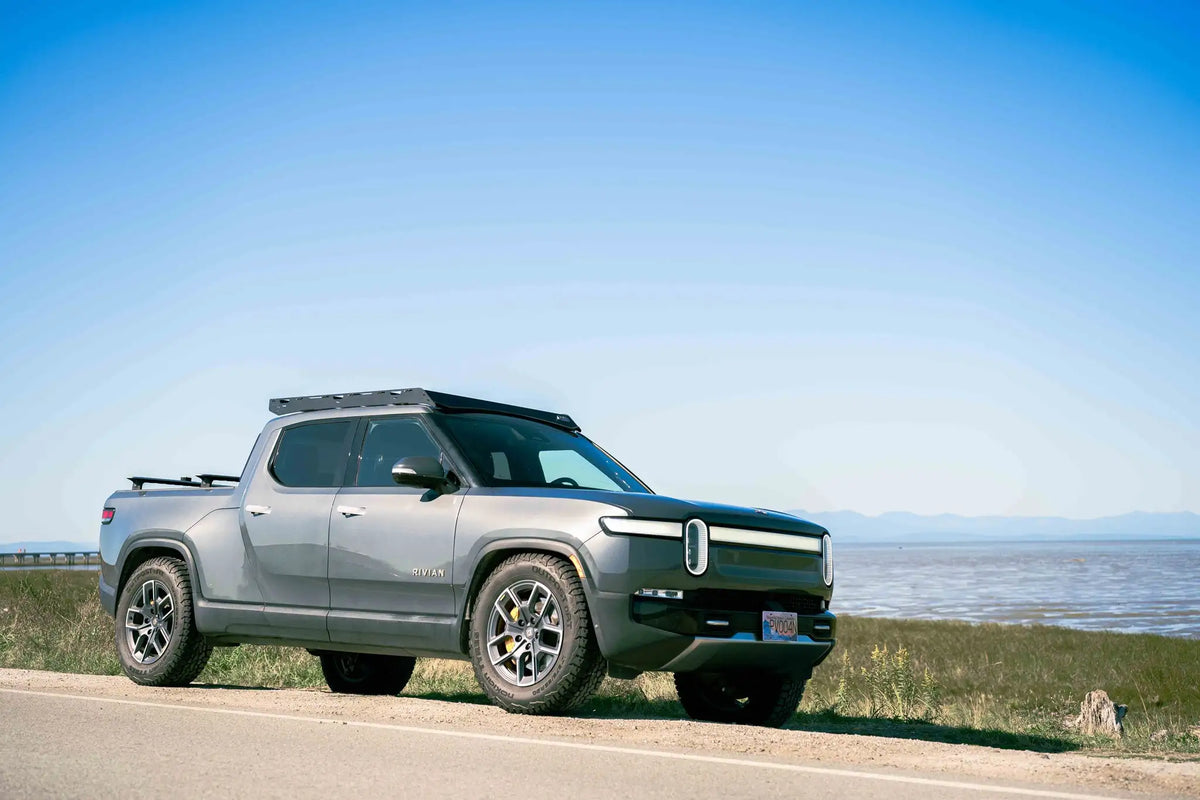 Pick-up rivian au bord de la mer avec rack de toit Van44