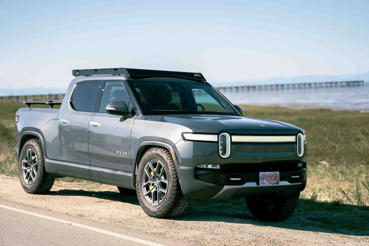 Vue de face du Rivian R1T avec rack de toit