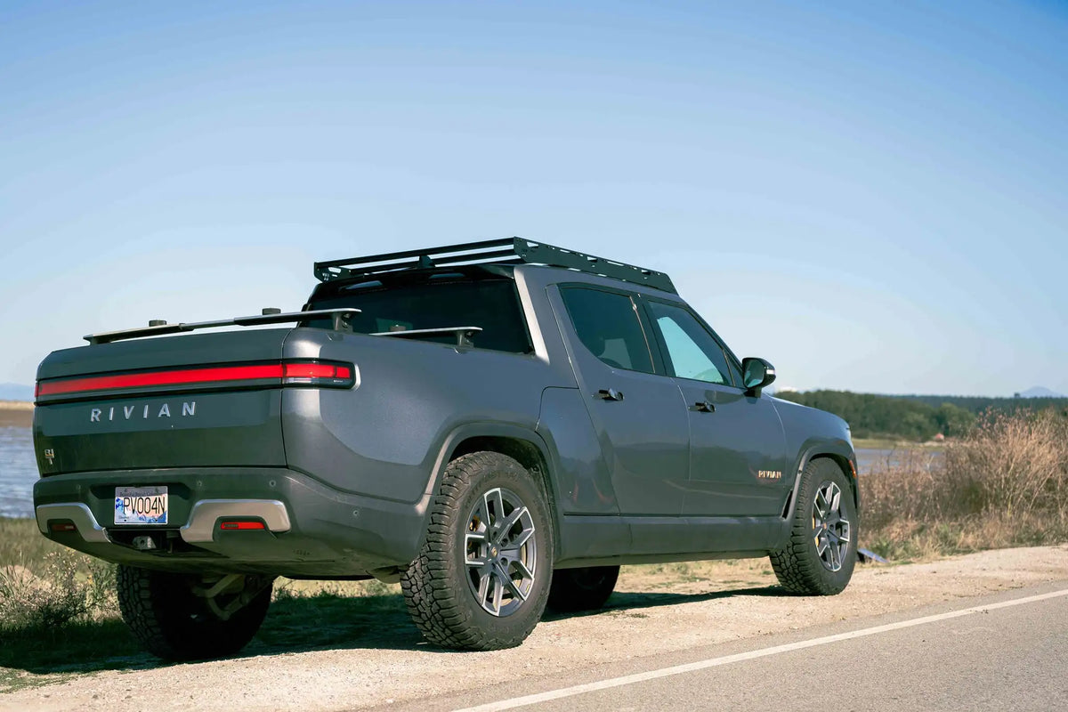 Rivian R1T au bord de la mer avec rack de toit