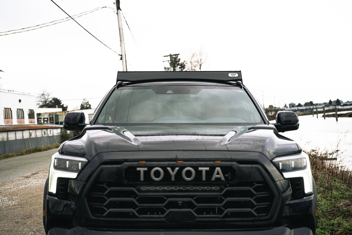 Vue de face du Rack de toit Van44 sur un Toyota Sequoia noir