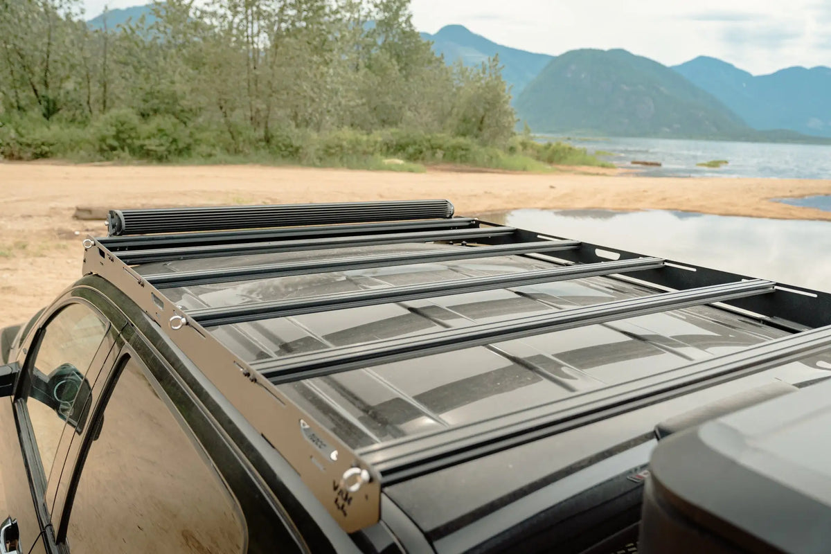 Vue du dessus du rack de toit sur toyota tundra au bord d'un lac