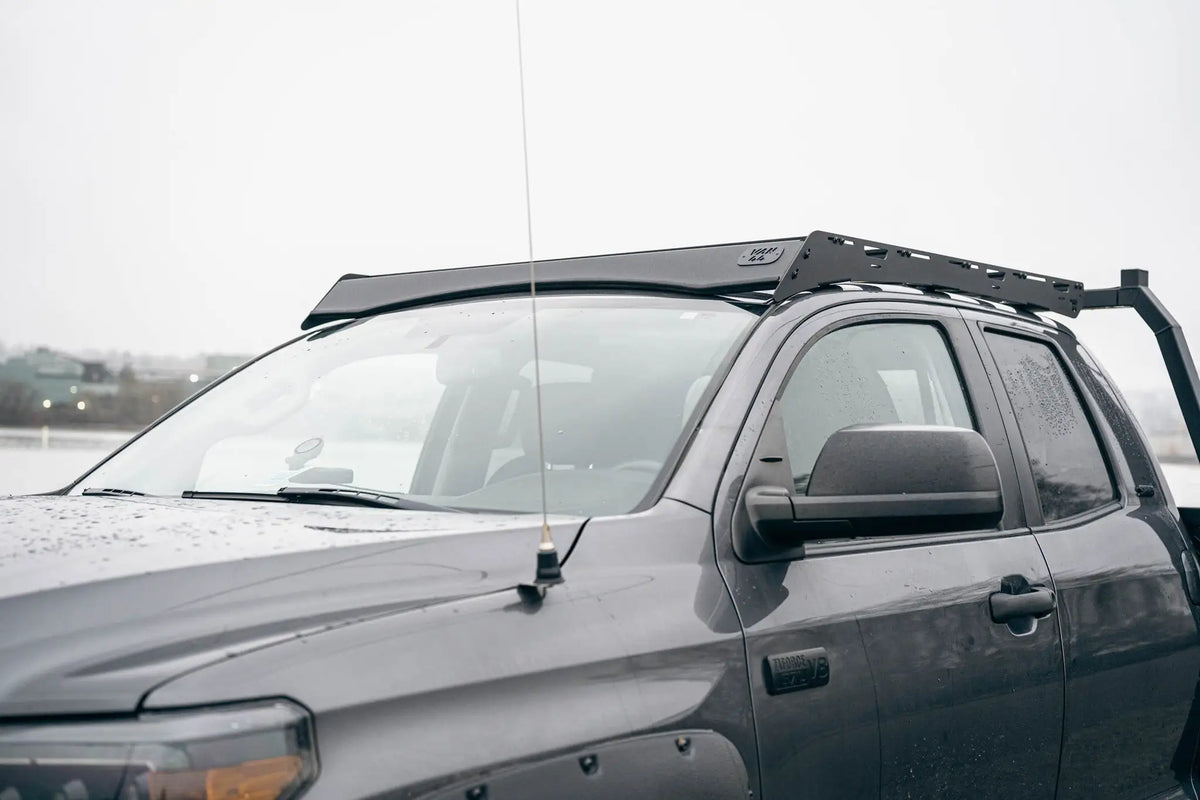 Vu de proche du rack de toit pour toyota tundra avec badge poli