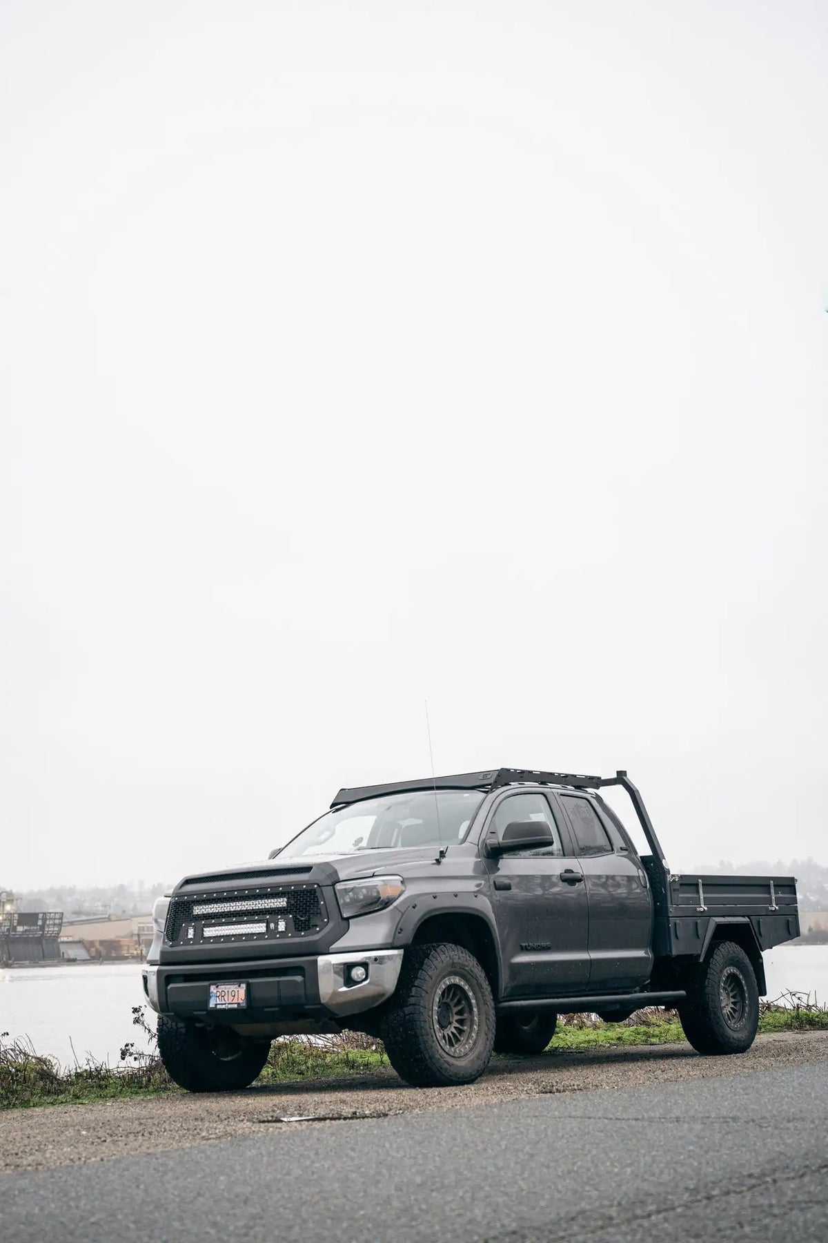 Vue éloigné du toyota tundra avec mer en arrière plan