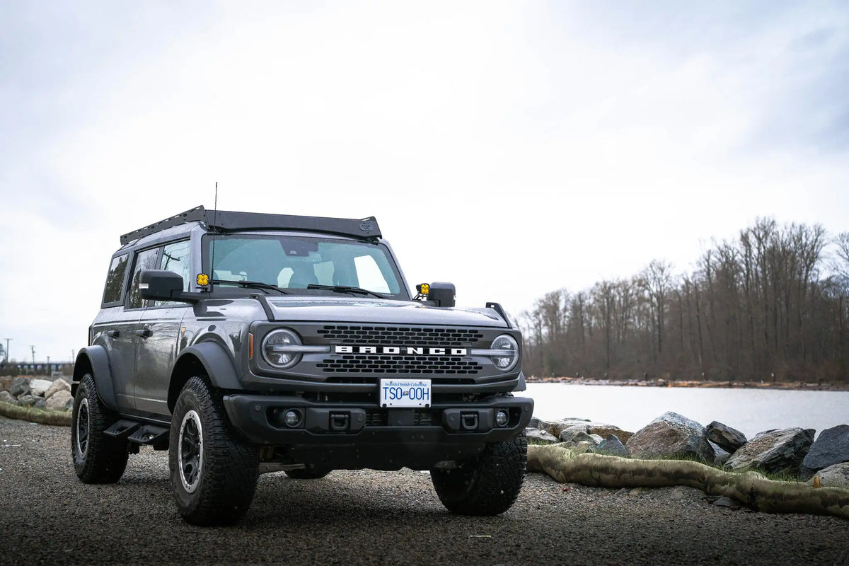 Vue du face du Ford Bronco avec son rack de toit Van 44