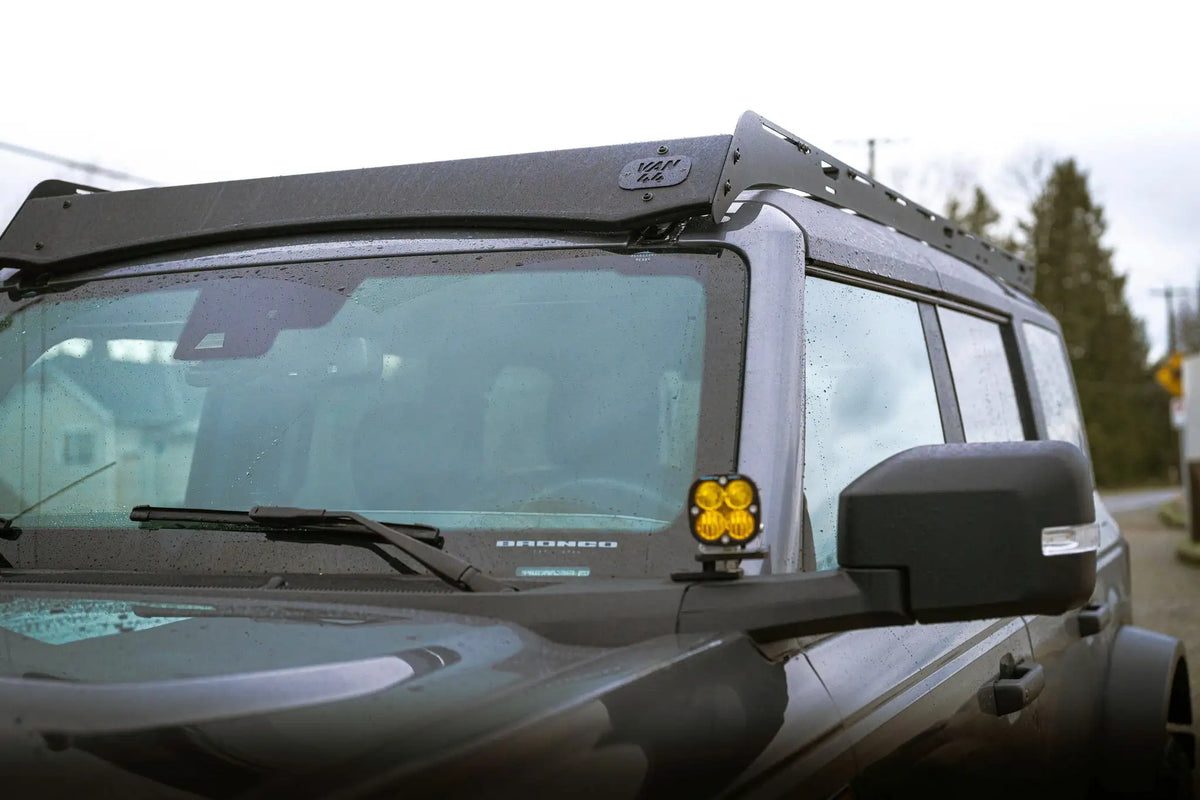 Vue de côté avec badge noir van 44