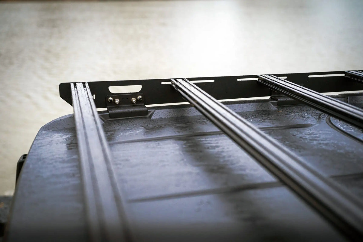Vue de proche du rack de toit avec barres en aluminium